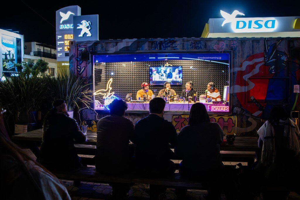 Público en el patio mirando el estudio de El Container en MBC Punta Carretas de noche